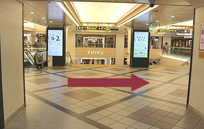 阪急高槻市駅の改札を出て、階段手前を右へ。
