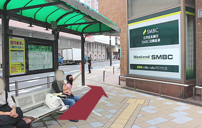 バス停の右奥通路、三井住友銀行の正面玄関側へ。