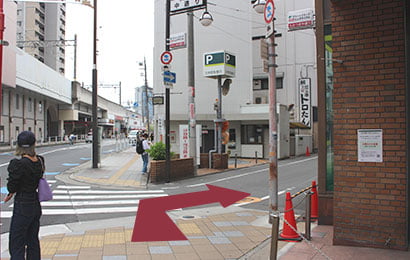 三井住友銀行駐車場の手前を右へ。