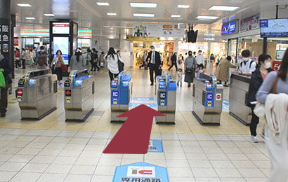 JR高槻駅 中央改札を出ます。